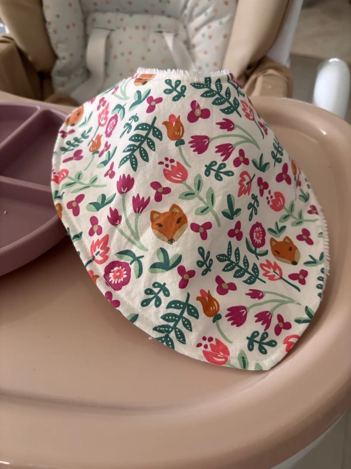 Bavoir bandana bébé à motifs têtes de renard et fleurs roses et vertes